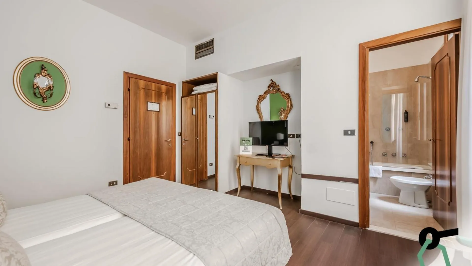 Hotiday Room Collection - Venezia Santa Lucia Otel