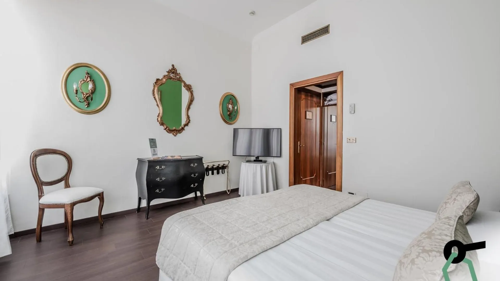Hotiday Room Collection - Venezia Santa Lucia Otel