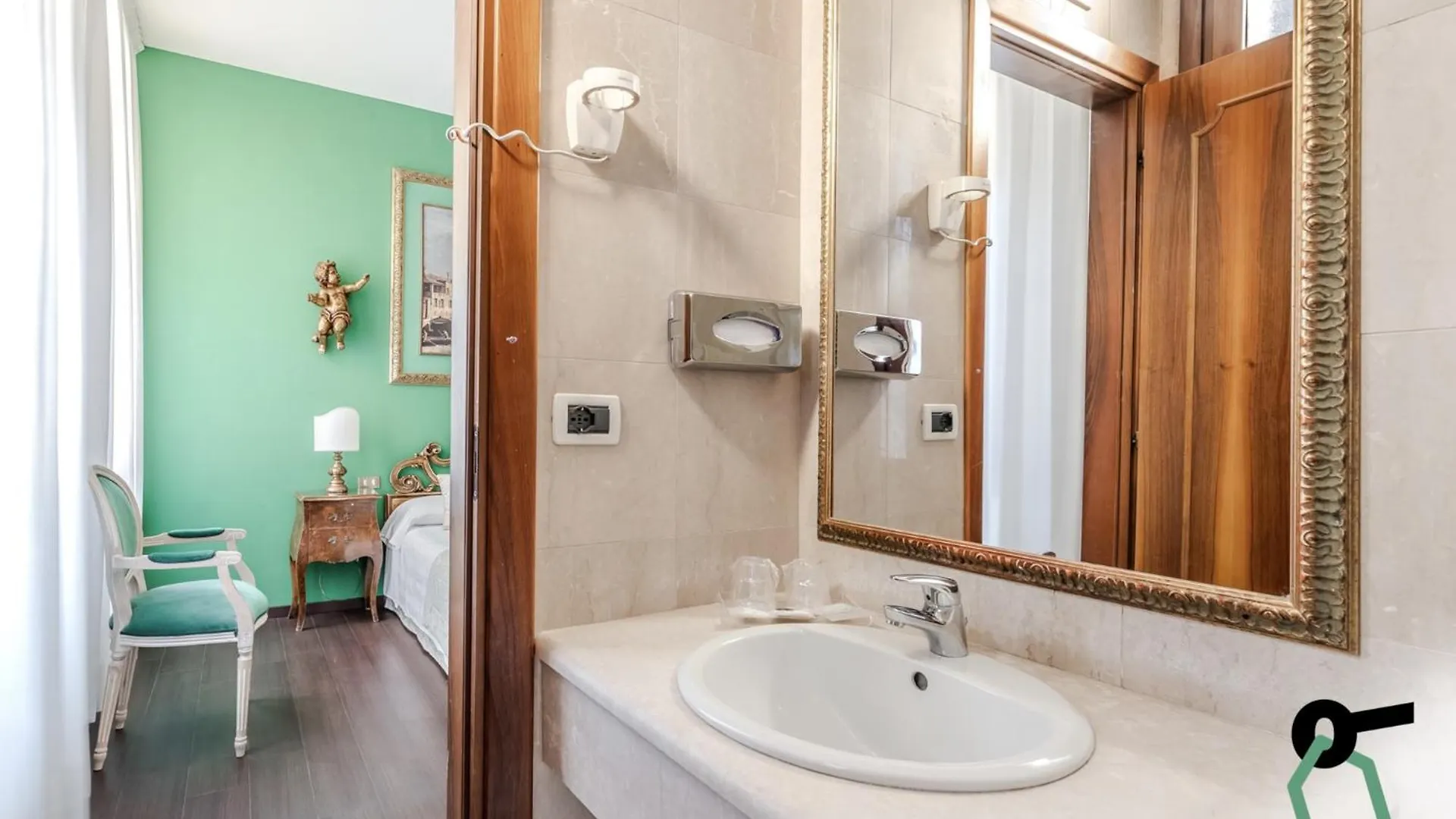 **** Hotel Hotiday Room Collection - Venezia Santa Lucia Italy
